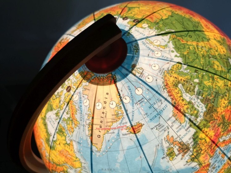 Globus polityczno-fizyczny 32 cm. Podświetlany. Drewniana podstawa. Po podświetleniu - fragment 1