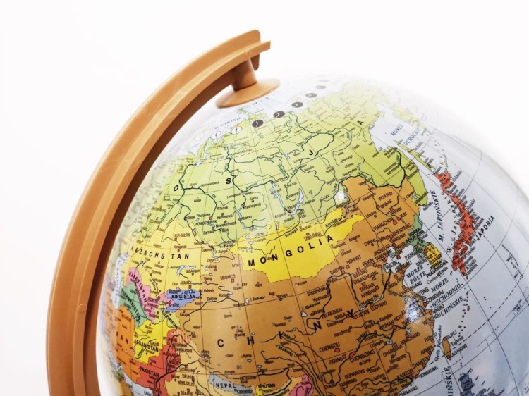 Globus polityczno-fizyczny 32 cm. Podświetlany. Drewniana podstawa. Fragment