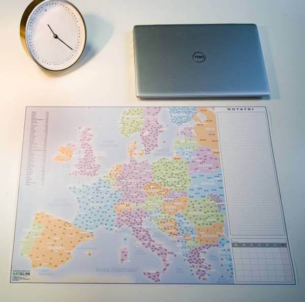 Europa - kody pocztowe. Mapa kodowa. Podkładka na biurko. Biuwar z notatnikiem wydawnictwa ArtGlob. Przykład aranżacji 1