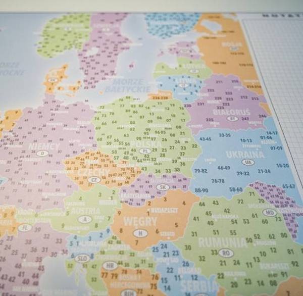 Europa - kody pocztowe. Mapa kodowa. Podkładka na biurko. Biuwar z notatnikiem wydawnictwa ArtGlob. Fragment 1