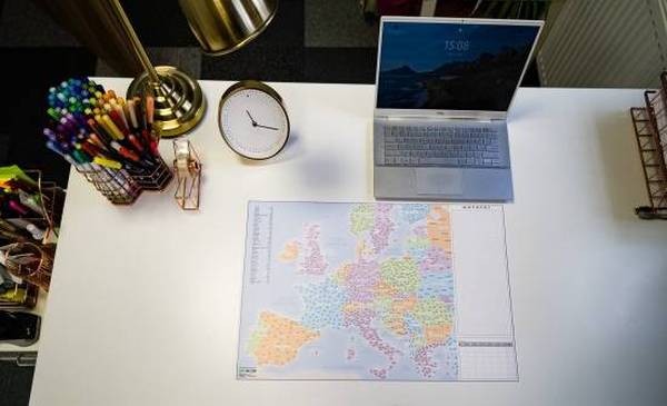 Europa - kody pocztowe. Mapa kodowa. Podkładka na biurko. Biuwar z notatnikiem wydawnictwa ArtGlob. Przykład aranżacji 2
