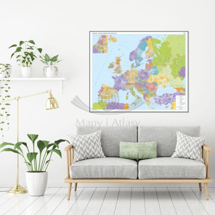 Europa 1:4 500 000. Mapa w ramie drewnianej. Kody pocztowe. Język polski. Przykład aranżacji