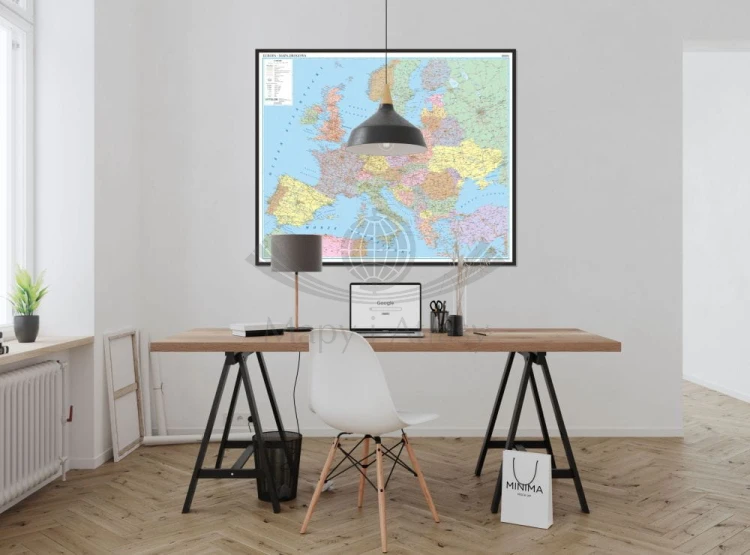 Europa 1:3 600 000. Mapa drogowa w ramie drewnianej. Przykład aranżacji
