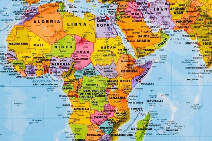 Świat polityczny 1:60 000 000. Mapa, podkładka na biurko i pod mysz dla dzieci wydawnictwa Maps International. Fragment 2