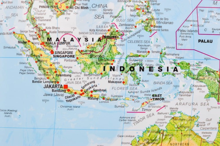 Świat 1:30 000 000. Mapa fizyczna z elementami środowiska magnetyczna. Rama alu SLIM. Fragment 3