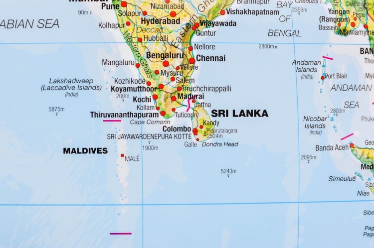 Świat 1:30 000 000. Mapa fizyczna z elementami środowiska magnetyczna. Rama alu SLIM. Fragment 4