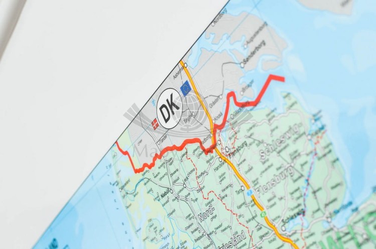 Niemcy 1:750 000. Mapa administracyjno-drogowa. Rama alu SLIM. Margines górny