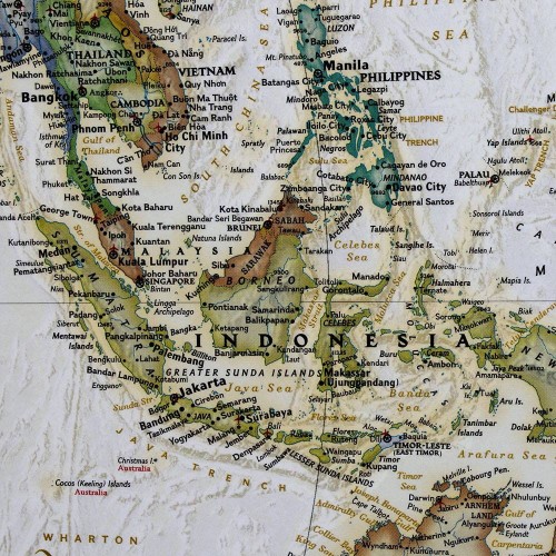 Świat 1:37 215 000. Mapa polityczna, ekskluzywna w ramie drewnianej wydawnictwa National Geographic. Fragment 1