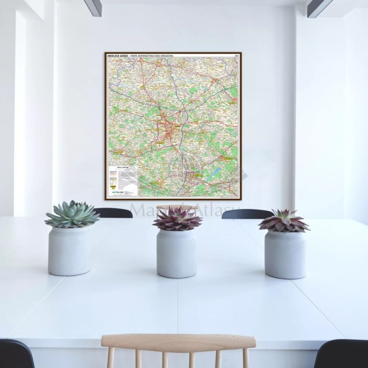 Okolice Łodzi 1:100 000. Mapa administracyjno-drogowa w ramie drewnianej. Przykład aranżacji