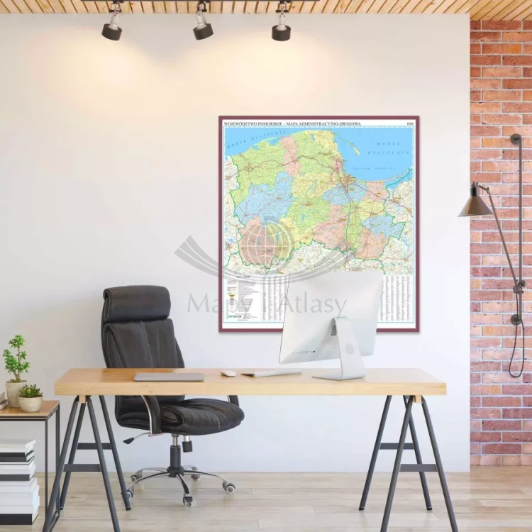 Województwo pomorskie. Mapa administracyjno-drogowa w ramie drewnianej. Przykład aranżacji