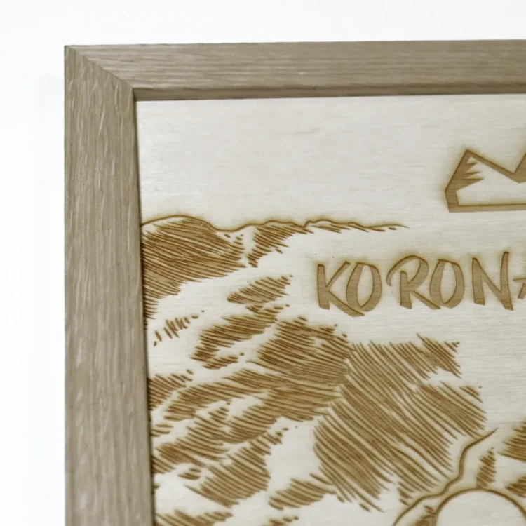 Korona Gór Polski. Tablica. Grawerowana w drewnie 84 x 44 cm. Fragment 5