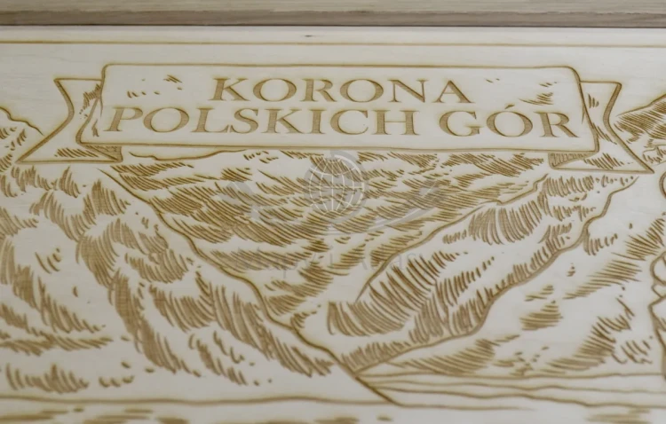 Korona Polskich Gór. Tablica. Grawerowana w drewnie 60 x 40 cm. Fragment 4