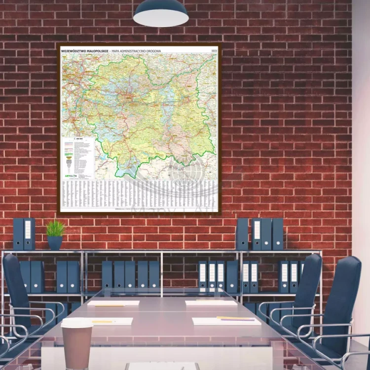 Województwo małopolskie. Mapa administracyjno-drogowa w ramie drewnianej. Przykład aranżacji