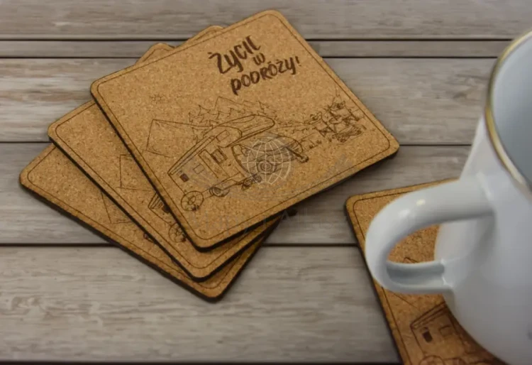 "Życie w podróży". Zestaw: 4 x korkowa podkładka pod kubek