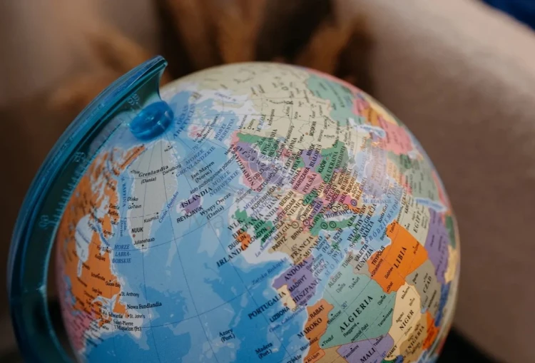 Świat. Pakiet szkolny: atlas geograficzny + globus polityczny. Demart