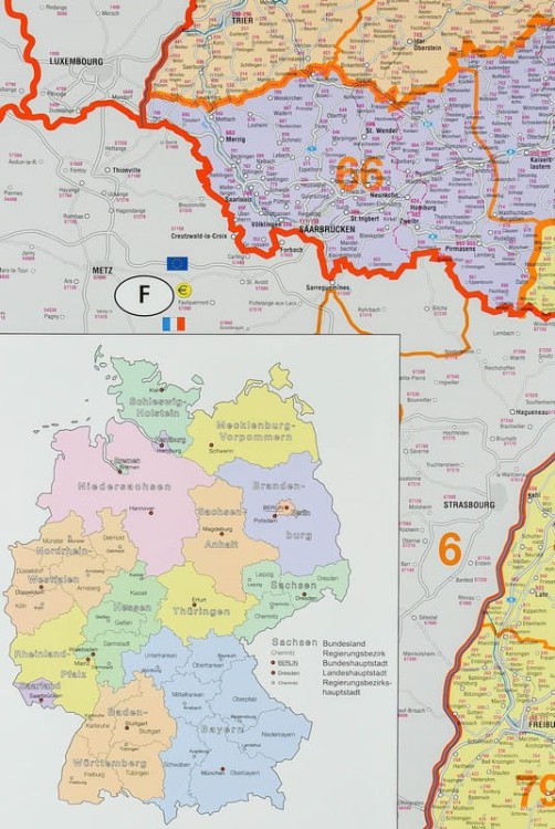 Niemcy 1:750 000. Mapa ścienna administracyjna z kodami pocztowymi. Wydawnictwo: Stiefel. Fragment 9