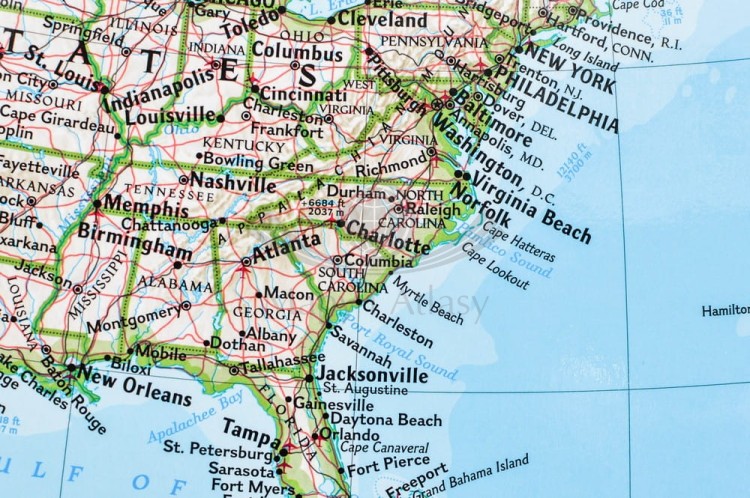 Ameryka Północna i Południowa 1:19 100 000. Mapa polityczna w ramie drewnianej.  Wydawnictwo: National Geographic. Fragment 1
