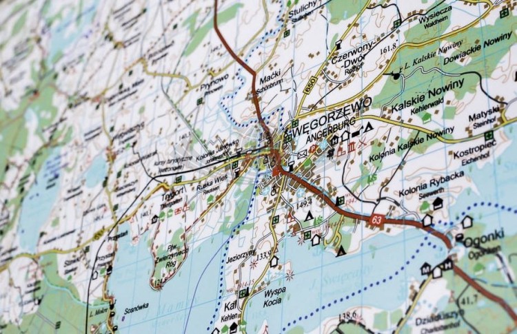 Mazury / Wielkie Jeziora Mazurskie. Mapa w ramie drewnianej. Fragment 8