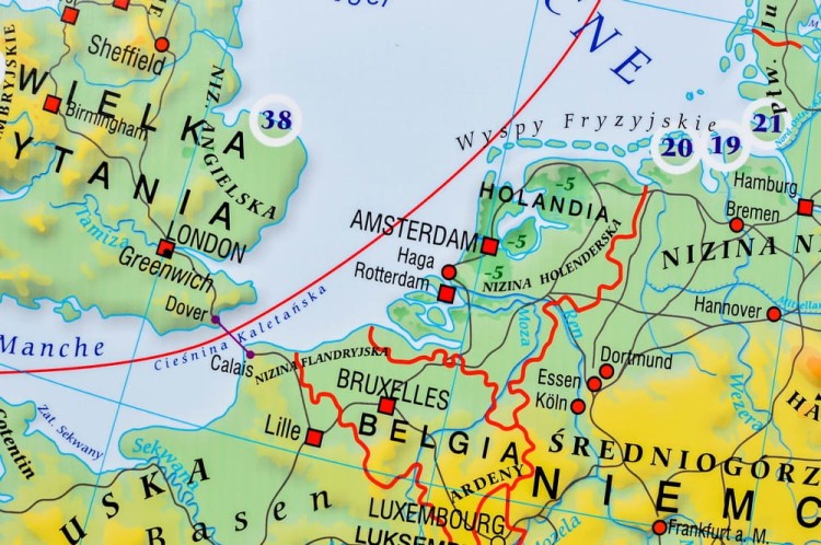 Europa 1:4 000 000. Mapa ścienna fizyczna z elementami ekologii wydawnictwa Meridian. Fragment 2