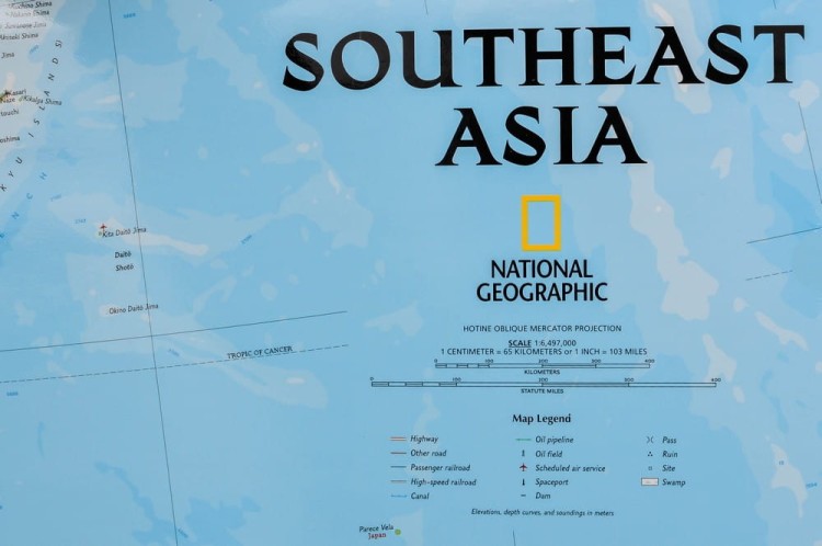 Azja południowo-wschodnia 1:6 497 000. Mapa polityczna w wersji magnetycznej. Wydawnictwo: National Geographic. Legenda