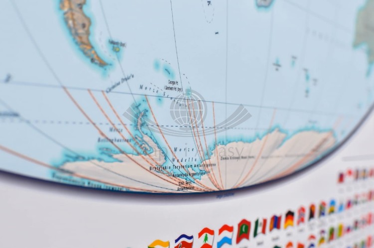 Świat. Mapa polityczna i fizyczna. Podkładka na biurko. Fragment 7