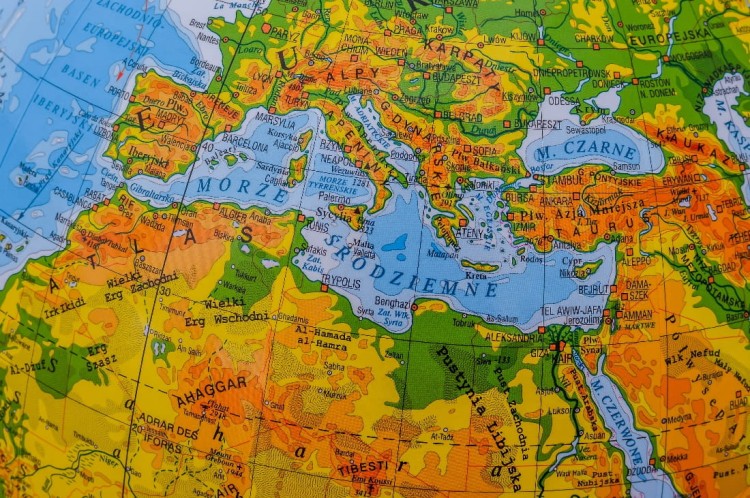 Globus fizyczny 42 cm. Drewniana podstawa. Fragment 2