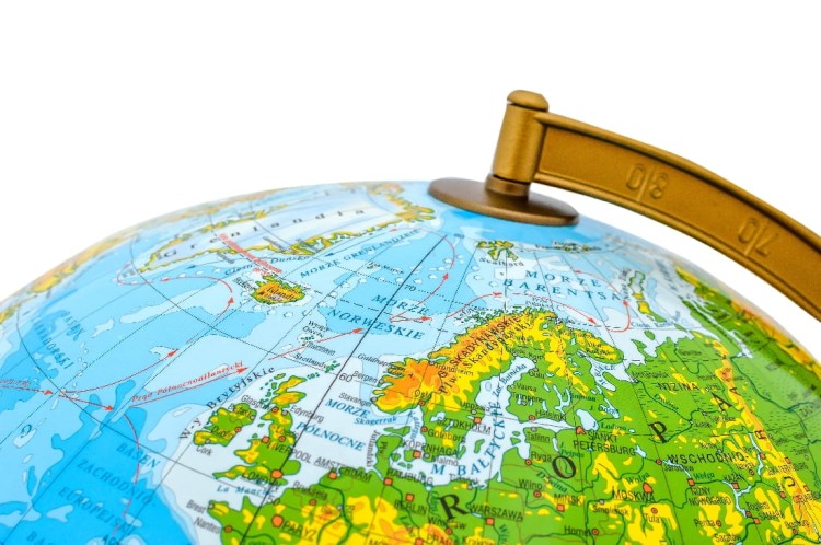 Globus fizyczny 42 cm. Drewniana podstawka. Producent: Zachem. Fragment 1