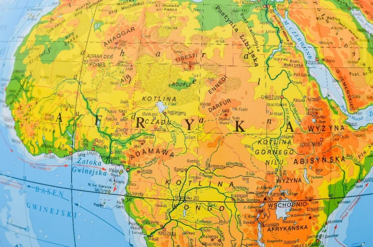 Globus fizyczny 42 cm. Drewniana podstawka. Producent: Zachem. Fragment 2