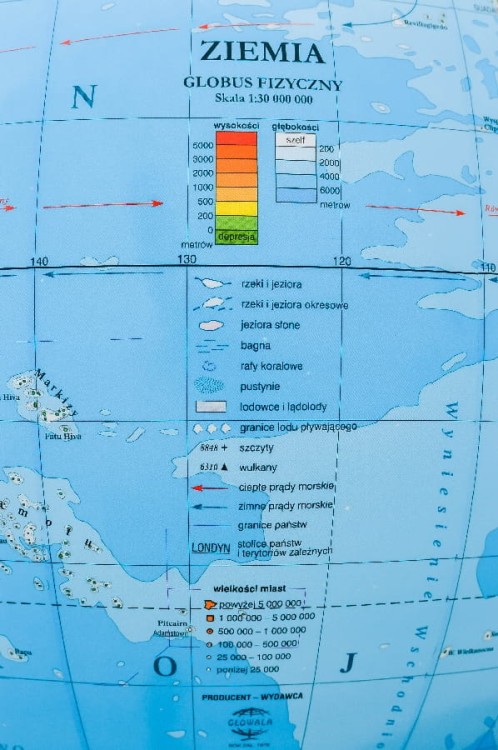 Globus fizyczny 42 cm. Drewniana podstawka. Producent: Zachem. Legenda 1