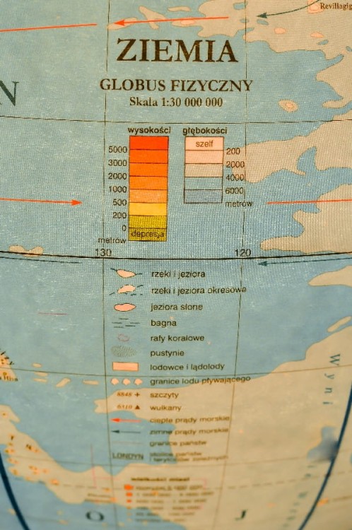Globus fizyczny 42 cm. Drewniana podstawka. Producent: Zachem. Legenda 2