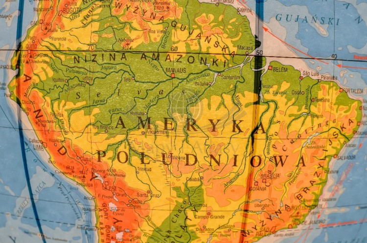 Globus fizyczny 42 cm. Drewniana podstawka. Producent: Zachem. Podświetlony fragment 1