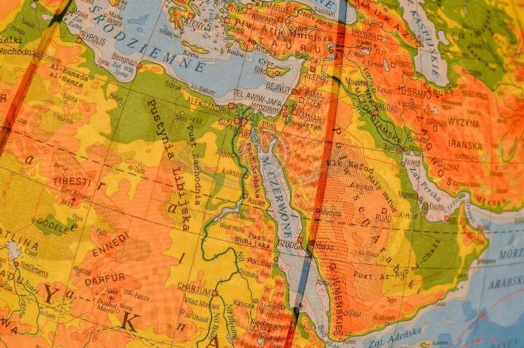 Globus fizyczny 42 cm. Drewniana podstawka. Producent: Zachem. Podświetlony fragment 2