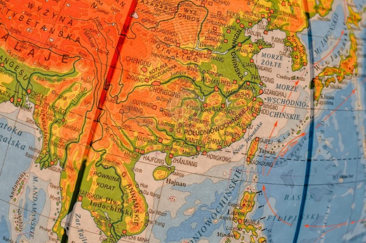 Globus fizyczny 42 cm. Drewniana podstawka. Producent: Zachem. Podświetlony fragment 3