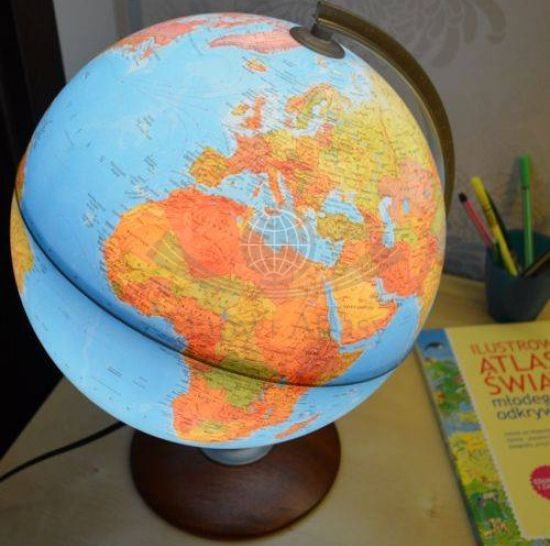 Globus Atlantis 25 cm. Fizyczny i polityczny, podświetlany. Producent: Nova Rico. Po podświetleniu - fragment 1