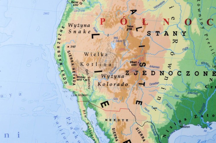Fizyczna mapa ścienna w skali 1-28 000 000. W formie naklejki. Producent: Piętka. Fragment 1