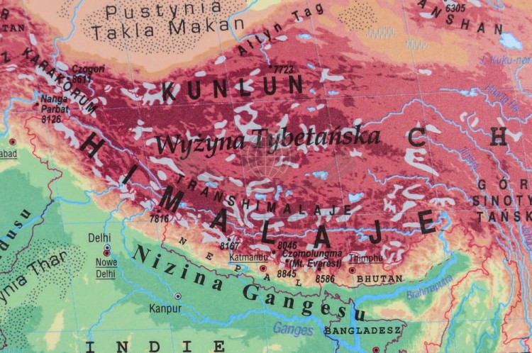 Fizyczna mapa ścienna w skali 1-28 000 000. W formie naklejki. Producent: Piętka. Fragment 4
