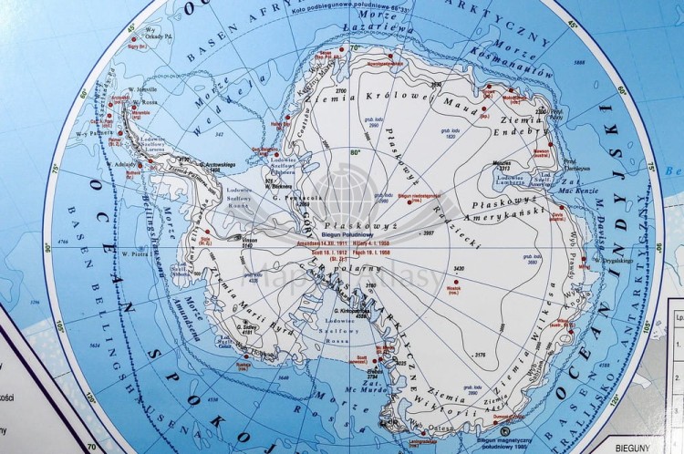 Fizyczna mapa ścienna w skali 1-28 000 000. W formie naklejki. Producent: Piętka. Fragment 8