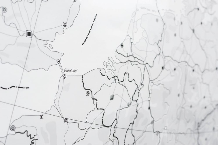 Europa 1:3 300 000. Naklejka, mapa ścienna. Konturowa (do ćwiczeń). Producent: Piętka. Fragment 8