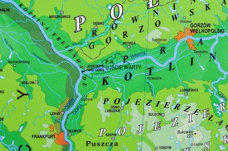 Polska mapa fizyczna, geograficzna w formie naklejki. Wersja STRONG. Skala 1:500 000 Producent: Piętka.Fragment 3