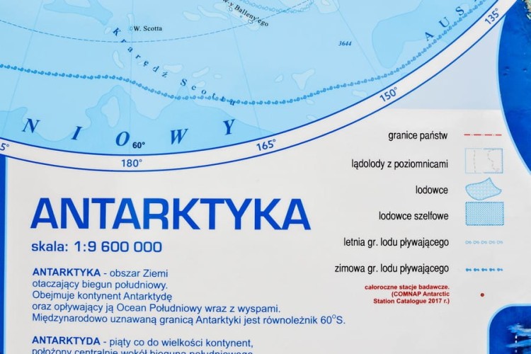 Antarktyka i Arktyka. Naklejka, mapa ścienna. Producent: Piętka. Fragment 1