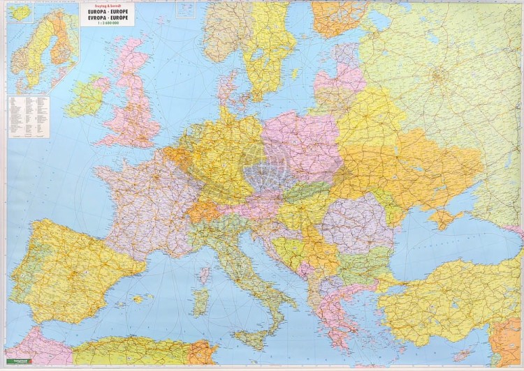 Europa 1:2 600 000. Arkusz, mapa ścienna polityczno-drogowa. Producent: Freytag&Berndt. Cała mapa
