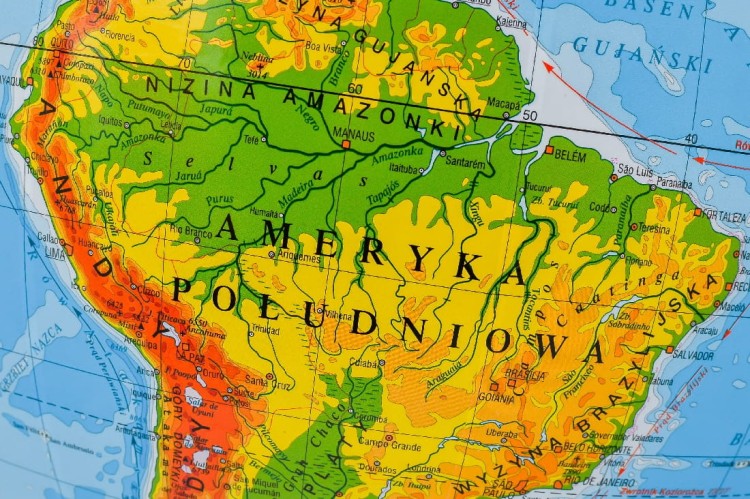Globus fizyczny o średnicy 42 cm na drewnianej, wysokiej nodze. Fragment 3