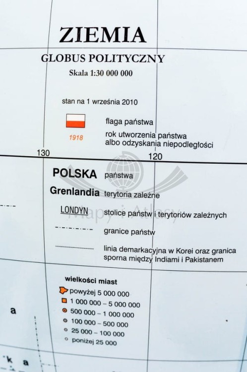 Globus polityczny o średnicy 42 cm na drewnianej, wysokiej nodze. Legenda