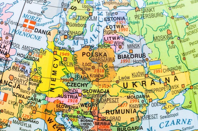 Globus polityczny o średnicy 42 cm na drewnianej, wysokiej nodze. Fragment 7