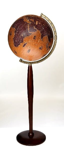 Globus żaglowce świata o średnicy 42 cm na drewnianej, wysokiej nodze