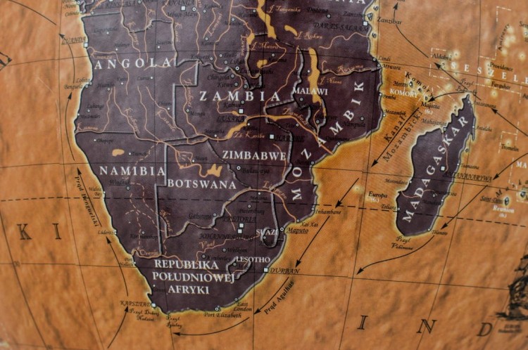 Globus żaglowce świata o średnicy 42 cm na drewnianej, wysokiej nodze. Fragment 2