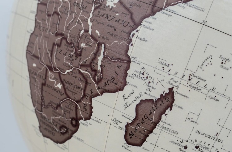 Globus antyczny o średnicy 42 cm na drewnianej, wysokiej nodze. Podświetlany. Fragment 1