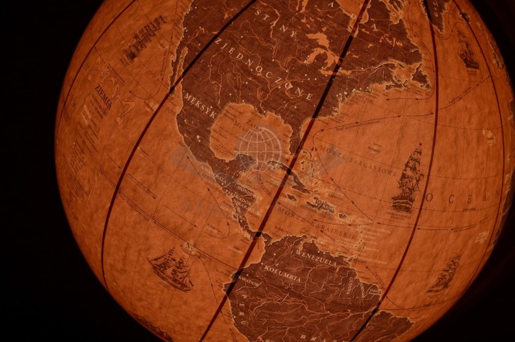 Globus żaglowce świata o średnicy 42 cm. Podświetlany, na drewnianej stopce. Fragment 12
