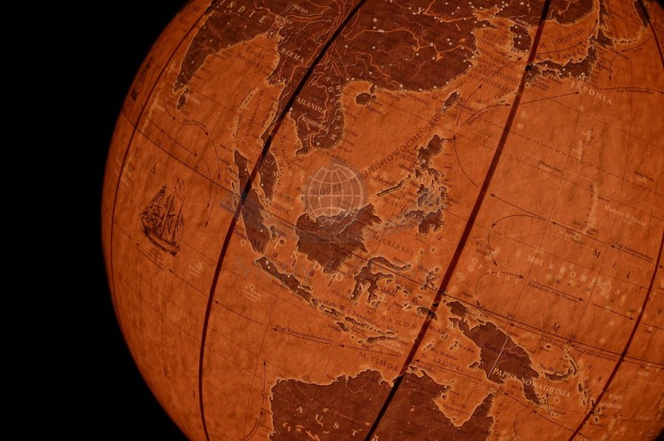 Globus żaglowce świata o średnicy 42 cm. Podświetlany, na drewnianej stopce. Fragment 13