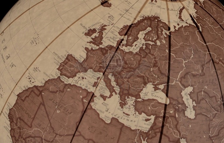 Globus antyczny o średnicy 42 cm. Podświetlany, na drewnianej stopce. Fragment 7
